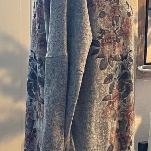 Sweater in size large with floral print and design 3/4 sleeve - Picture 8 of 9